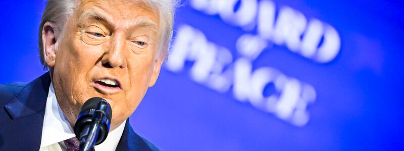 Der umstrittene Friedensrat ist ganz auf ihn zugeschnitten: US-Präsident Donald Trump hat den Vorsitz inne. (Archivbild) - Foto: Gian Ehrenzeller/KEYSTONE/dpa