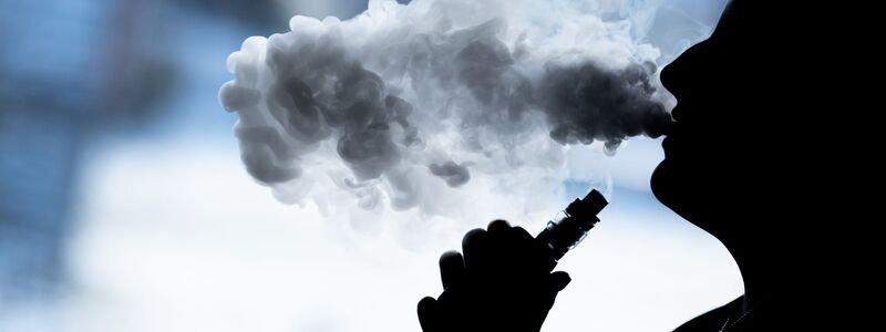 Hat diese Vaperin gerade einen der 13 umstrittenen Inhaltsstoffe inhaliert? Die Wahrscheinlichkeit ist hoch. (Symbolbild) - Foto: Silas Stein/dpa