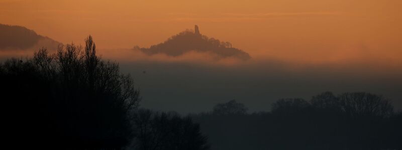 «Westalgie» bezeichnet eine nostalgische Sehnsucht nach der alten Bundesrepublik - hier der Drachenfels bei Bonn im Morgenlicht. (Archivbild)  - Foto: Oliver Berg/dpa