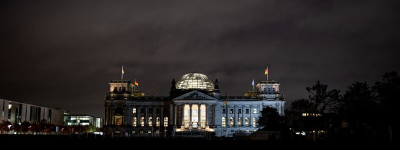 Im Reichstagsgebäude läuft ein Feuerwehreinsatz - Foto: Fabian Sommer/dpa
