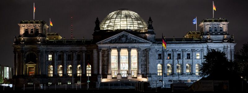 Im Reichstagsgebäude läuft derzeit ein großer Feuerwehreinsatz. (Archivbild) - Foto: Fabian Sommer/dpa