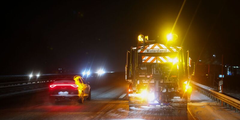 Es könne erhebliche Einschränkungen im Berufsverkehr geben, schrieb der Wetterdienst.  - Foto: Christian Charisius/dpa