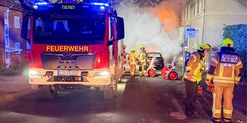 FW-DT: Nächtlicher PKW-Brand - Foto: presseportal.de