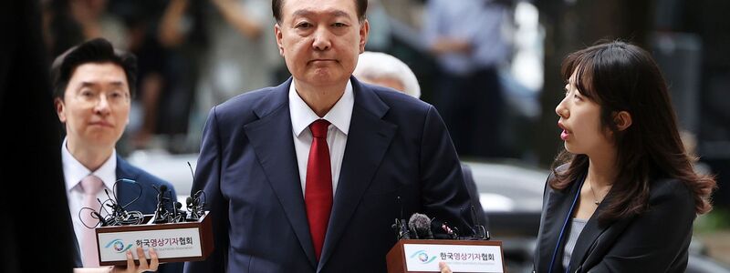 Mit der Verhängung des Kriegsrechts im Dezember 2024 löste Yoon eine schwere Staatskrise aus. (Archivfoto) - Foto: Kim Hong-Ji/Reuters Pool via AP/dpa