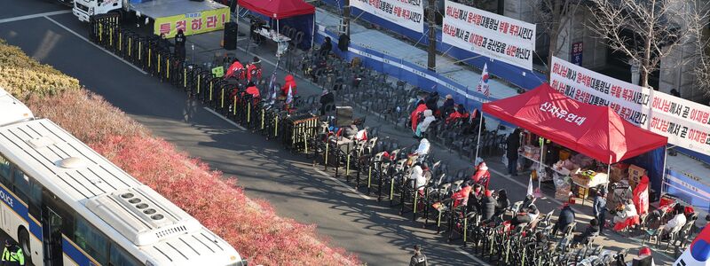 Unterstützer Yoons demonstrierten in der Nähe des Gerichts. - Foto: Uncredited/Yonhap/dpa