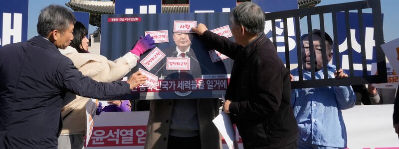 Andere Demonstranten forderten die Todesstrafe für den Ex-Präsidenten. - Foto: Ahn Young-joon/AP/dpa