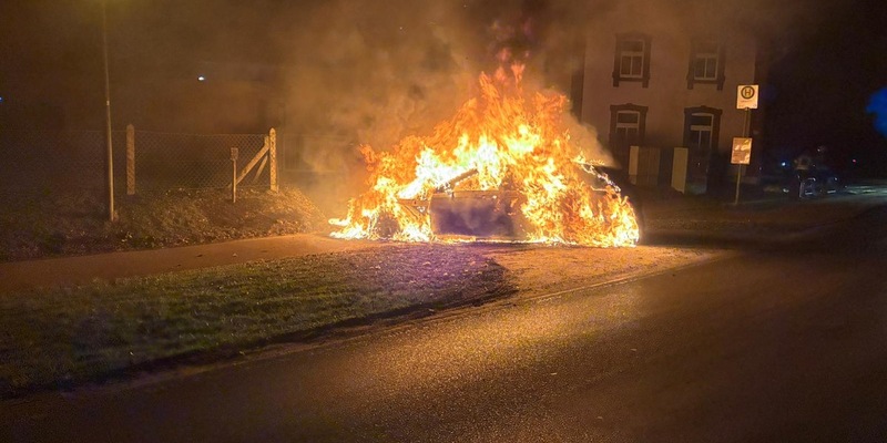 FW-KLE: Fahrzeugbrand in Schneppenbaum - Taxi brennt vollständig aus - Foto: presseportal.de