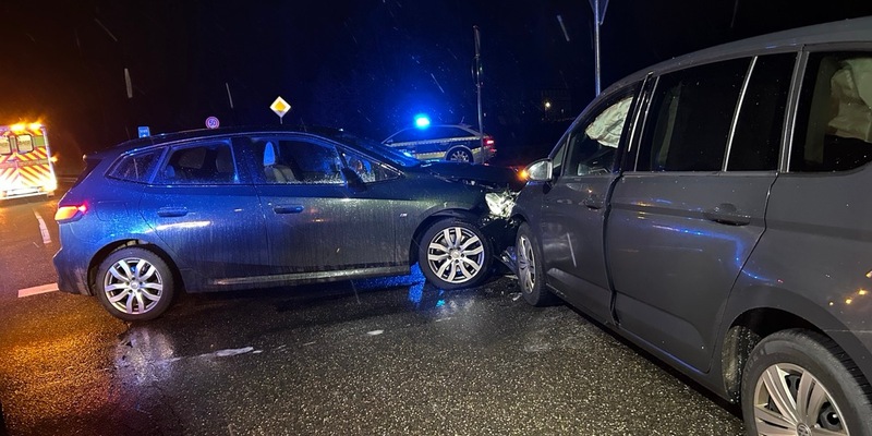 POL-PIZW: Beim Abbiegen Verkehrsunfall verursacht/Drei Personen leicht verletzt - Foto: presseportal.de