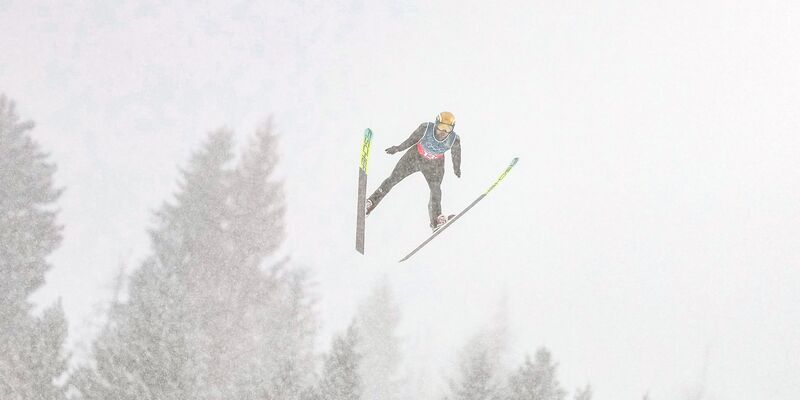 Johannes Rydzek und seine Kollegen sprangen bei starkem Schneefall. - Foto: Matthias Schrader/AP/dpa