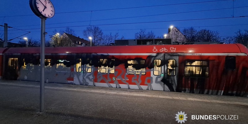 Bundespolizeidirektion München: Graffiti-Täter geschnappt // 70 m² großes Graffiti - Foto: presseportal.de