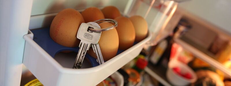 Menschen mit Alzheimer oder einer anderen Demenz legen Gegenstände oft an ungewöhnliche Stellen - weil sie vergessen, wofür sie gut sind. (Illustration) - Foto: Karl-Josef Hildenbrand/dpa/dpa-tmn