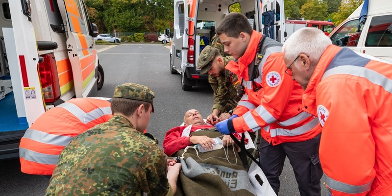 Für den Ernstfall vorbereitet: Bundeswehr und zivile Partner trainieren die bruchfreie Rettungskette bis in deutsche Kliniken - Foto: presseportal.de