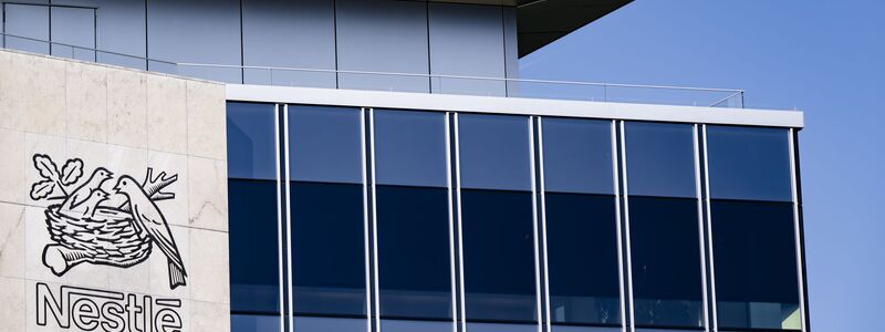 Nestlé will sich künftig auf vier Kernbereiche fokussieren (Archivbild) - Foto: Jean-Christophe Bott/KEYSTONE/dpa