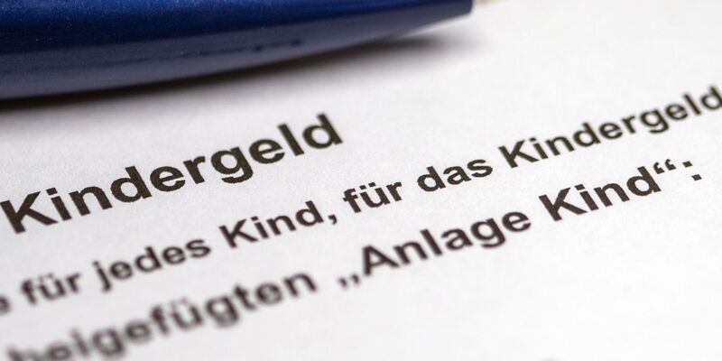 Einen Antrag auf Kindergeld soll man künftig nicht mehr stellen müssen. (Illustration) - Foto: Jens Büttner/dpa-Zentralbild/dpa