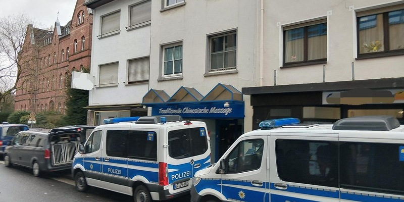 BPOL NRW: Einsatz gegen Menschenhandel und gewerbsmäßiges Einschleusen von Ausländern- Durchsuchungen in zwei Bundesländern - drei Haftbefehle vollstreckt - Maßnahmen und Ermittlungen dauern an - Foto: presseportal.de