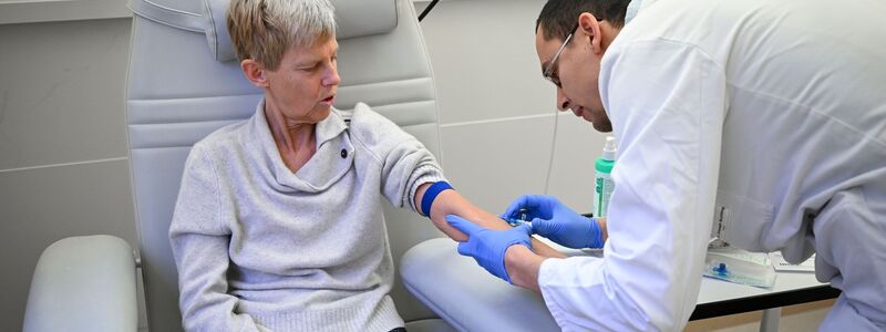 Bei Lecanemab ist alle zwei Wochen eine Infusion nötig, bei Donanemab alle vier Wochen. (Illustration) - Foto: Jens Kalaene/dpa