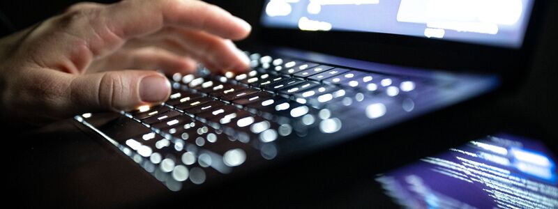 Bei DDoS-Angriffen wird eine Website oder ein Online-Dienst durch sehr viele gleichzeitige Anfragen überlastet, so dass er für normale Nutzer nicht mehr erreichbar ist. (Symbolbild) - Foto: Philip Dulian/dpa