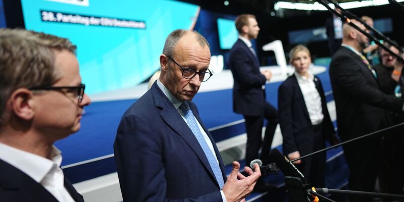 Kanzler und CDU-Chef Friedrich Merz will die 1.001 Delegierten des Bundesparteitags in Stuttgart am Freitag auf die Reformherausforderungen der kommenden Monate einstimmen. - Foto: Kay Nietfeld/dpa