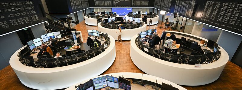 Handelsraum der Frankfurter Börse: Die Dividenden für Aktionäre dürften dieses Jahr steigen (Archivbild) - Foto: Arne Dedert/dpa