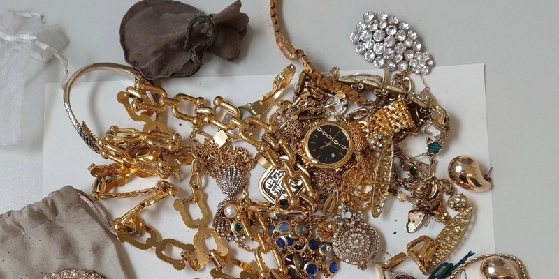 POL-MA: Mannheim: Goldfarbener Schmuck aufgefunden - Eigentümer gesucht - Foto: presseportal.de