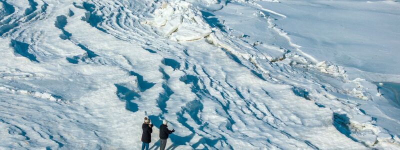 Frost und Schnee verwandelten den Ostseestrand von Usedom in eine Winterlandschaft. - Foto: Jens Büttner/dpa