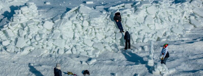 Meterhoch türmen sich Eisbrocken am Strand von Usedom auf.  - Foto: Jens Büttner/dpa