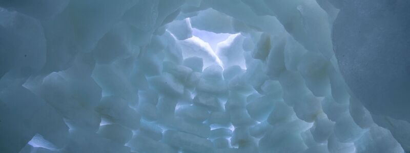 Das Eis reichte sogar für den Bau eines Iglus.  - Foto: Jens Büttner/dpa