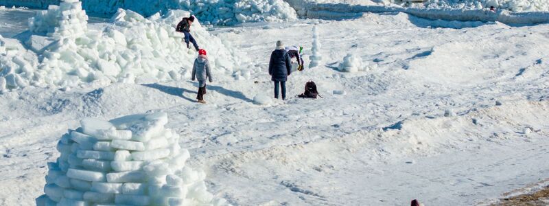 Eis soweit das Auge reicht, gibt es derzeit am Ostseestrand von Zempin auf Usedom.  - Foto: Jens Büttner/dpa