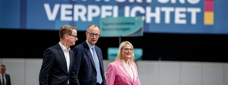 Vor dem CDU-Delegiertentreffen in Stuttgart schauen sich Kanzler und Parteichef Friedrich Merz, Generalsekretär Carsten Linnemann und dessen Stellvertreterin Christina Stumpp die Parteitagshalle an. - Foto: Kay Nietfeld/dpa
