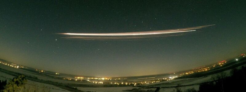 Ein Teil der Rakete Falcon 9 tritt am 19. Februar 2025 in die Atmosphäre ein. - Foto: Gerd Baumgarten/Nature/dpa