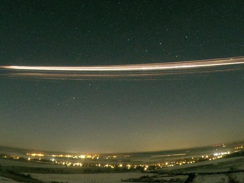 Ein Teil der Rakete Falcon 9 tritt am 19. Februar 2025 in die Atmosphäre ein. - Foto: Gerd Baumgarten/Nature/dpa