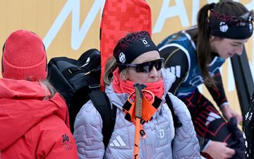 Nach dem Drama in der Staffel versteckte Franziska Preuß ihr Gesicht. - Foto: Hendrik Schmidt/dpa