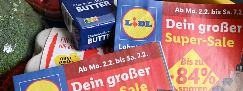 Lidl kämpft um die Gunst der Kundinnen und Kunden, auch mit Hilfe von Werbekampagnen und Rabattaktionen. - Foto: Hendrik Schmidt/dpa