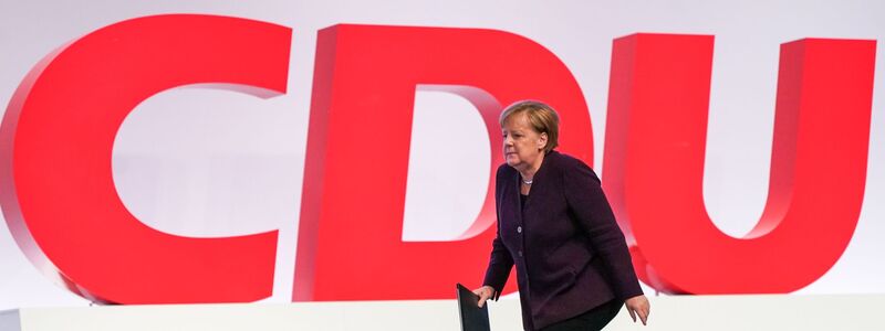 Sie kehrt nach langer Abwesenheit zurück. Angela Merkel wird in der ersten Reihe sitzen, wenn Merz redet. - Foto: Kay Nietfeld/dpa