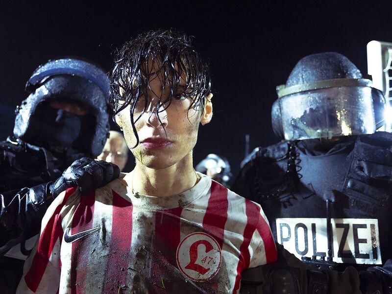 Festnahme beim Fußball: Wer hat Yusuf verraten? - Foto: Anne Wilk/Discovery Communications Benelux B.V. HBO Max/dpa