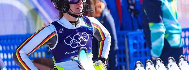 Fassungslos im Zielbereich: Lena Dürr war im Slalom auf Medaillenkurs, dann fädelte sie am ersten Tor ein. - Foto: Michael Kappeler/dpa