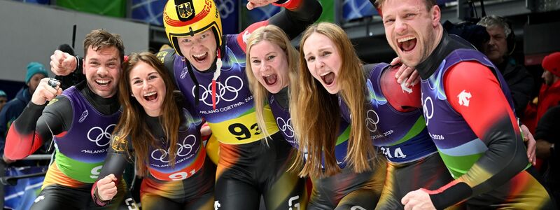 Der Gold-Ritt zum Rekord: Das Duo Tobias Wendl (ganz links) und Tobias Arlt (ganz rechts) feiert mit der deutschen Rodel-Staffel. (Archivbild) - Foto: Robert Michael/dpa