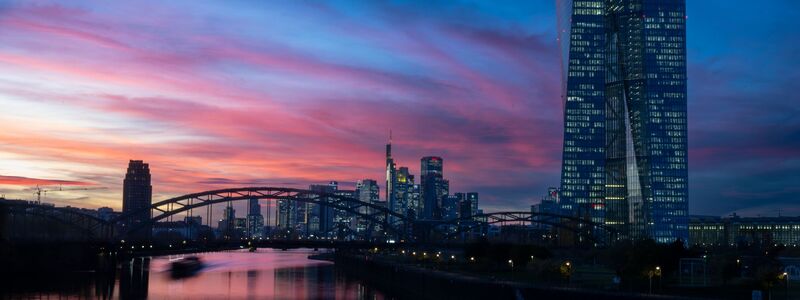 Die Bankenaufsicht der EZB verhängt eine Millionenstrafe gegen J.P. Morgan. (Symbolbild) - Foto: Boris Roessler/dpa