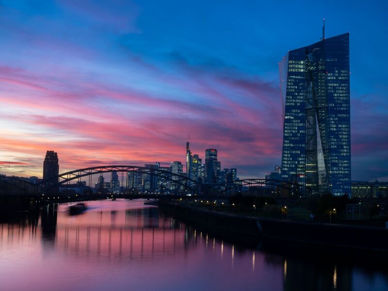 Die Bankenaufsicht der EZB verhängt eine Millionenstrafe gegen J.P. Morgan. (Symbolbild) - Foto: Boris Roessler/dpa