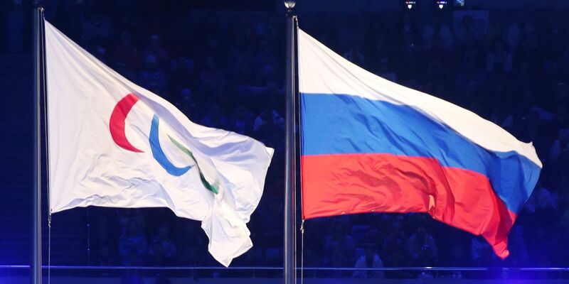 Erstmals seit dem russischen Überfall auf die Ukraine von 2022 sollen wieder russische Flaggen bei den paralympischen Spielen wehen. (Archivbild) - Foto: Sergei Chirikov/EPA/dpa