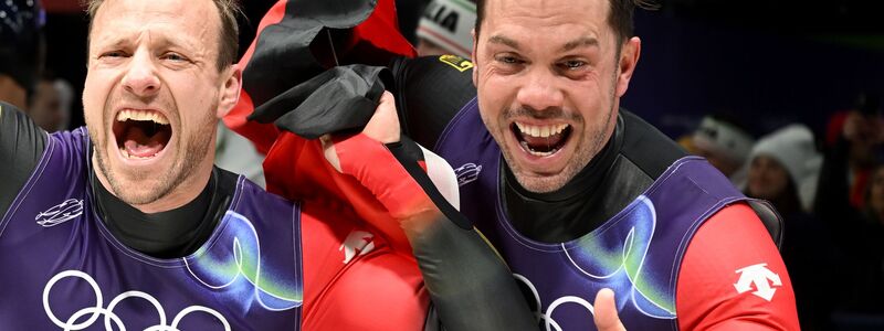 Die Rekord-Olympioniken Tobias Arlt (links) und Tobias Wendl tragen die deutsche Fahne bei der Schlussfeier. (Archivfoto) - Foto: Robert Michael/dpa