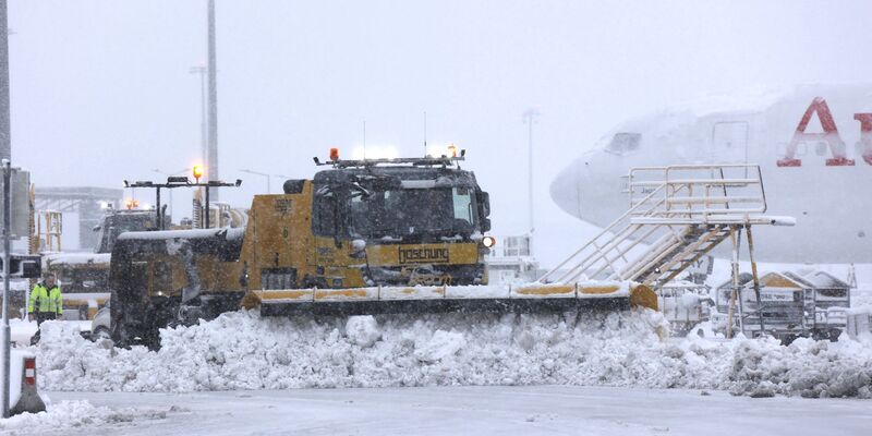 Starker Schneefall bremst den Verkehr am Flughafen Wien aus. - Foto: Unbekannt/FLUGHAFEN WIEN/APA/dpa
