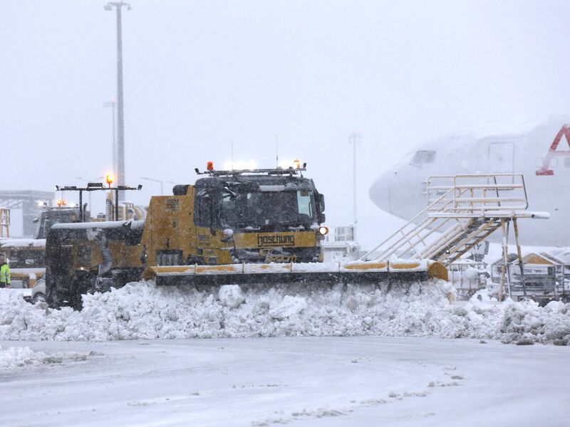 Starker Schneefall bremst den Verkehr am Flughafen Wien aus. - Foto: Unbekannt/FLUGHAFEN WIEN/APA/dpa