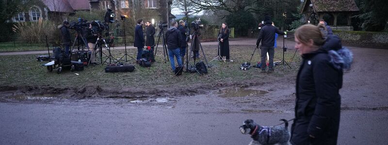 Etliche Medienvertreter warten auf Andrew. - Foto: Alastair Grant/AP/dpa
