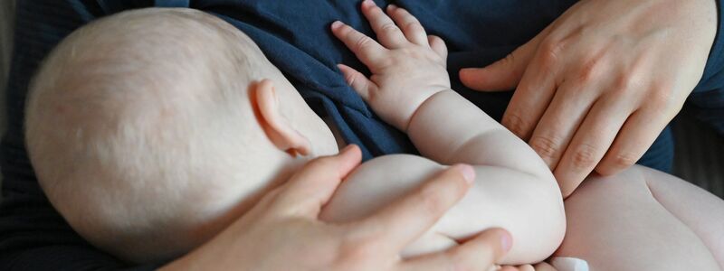 Sechs Monate ausschließlich stillen - diese Empfehlung der Weltgesundheitsorganisation (WHO) zur Ernährung von Babys gilt nun auch in Deutschland. (Symbolbild) - Foto: Elisa Schu/dpa