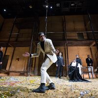 Bei einer Aufführung von «Richard III.» an der Schaubühne Berlin rutscht dem Schauspieler Lars Eidinger ein Degen aus der Hand und verletzt eine Zuschauerin leicht. (Archivbild) - Foto: picture alliance / dpa