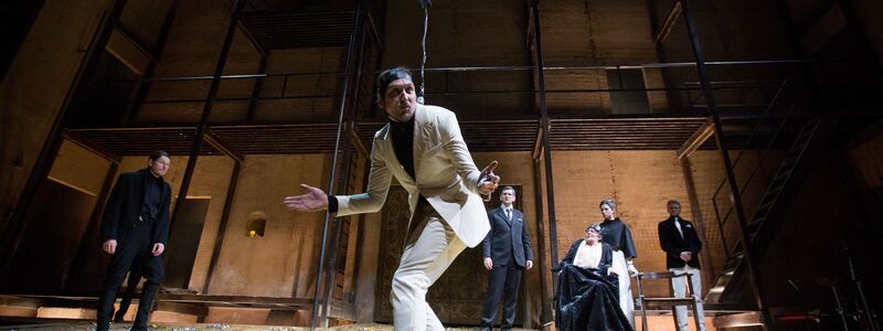 Bei einer Aufführung von «Richard III.» an der Schaubühne Berlin rutscht dem Schauspieler Lars Eidinger ein Degen aus der Hand und verletzt eine Zuschauerin leicht. (Archivbild) - Foto: picture alliance / dpa