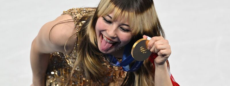 Alysa Liu posierte mit der Goldmedaille. - Foto: Peter Kneffel/dpa