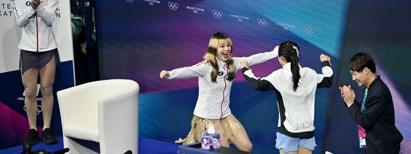 Rührender Moment: Olympiasiegerin Alysa Liu (l) und Bronzemedaillengewinnerin Ami Nakai (r) aus Japan freuten sich für- und miteinander. - Foto: Peter Kneffel/dpa