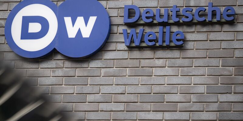 Die Vorwürfe gegen Uludag beziehen sich laut DW auf einen etwa eineinhalb Jahre alten Post des Journalisten auf der Plattform X. (Archivbild) - Foto: Monika Skolimowska/dpa